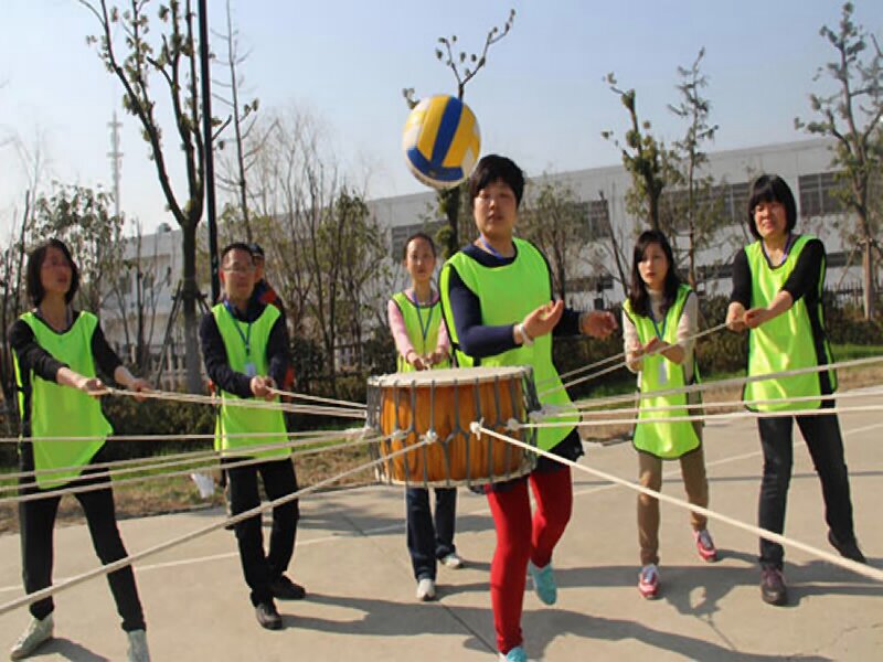 騰沖戶外拓展 青少年戶外拓展活動培訓(xùn)項(xiàng)目  擊鼓顛球