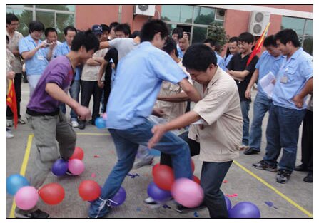 戶外拓展訓(xùn)練中的破冰小游戲《踩氣球》