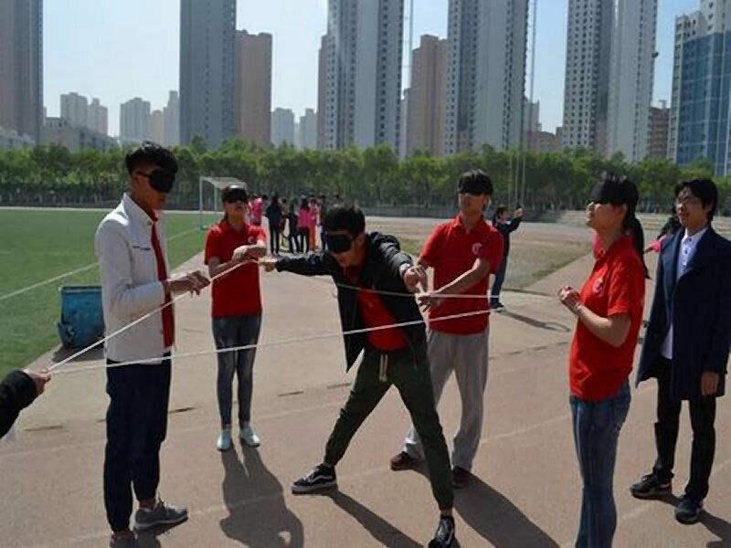 騰沖學(xué)校野外拓展活動(dòng)騰沖公司凝聚力拓展訓(xùn)練項(xiàng)目《盲人方陣》