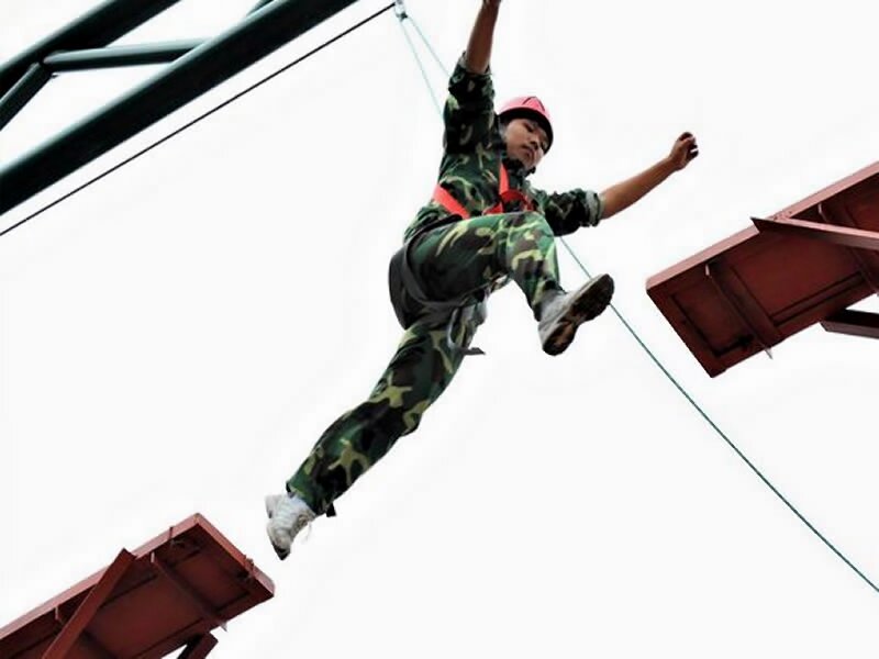 騰沖團(tuán)隊(duì)野外拓展活動(dòng)騰沖公司拓展培訓(xùn)高空項(xiàng)目《高空斷橋》