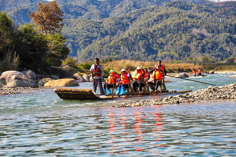 騰沖龍川江漂流拓展項(xiàng)目