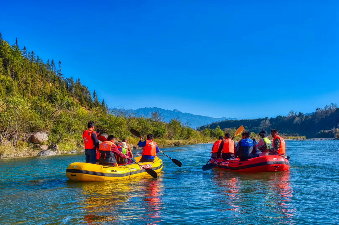 騰沖龍川江漂流拓展項(xiàng)目