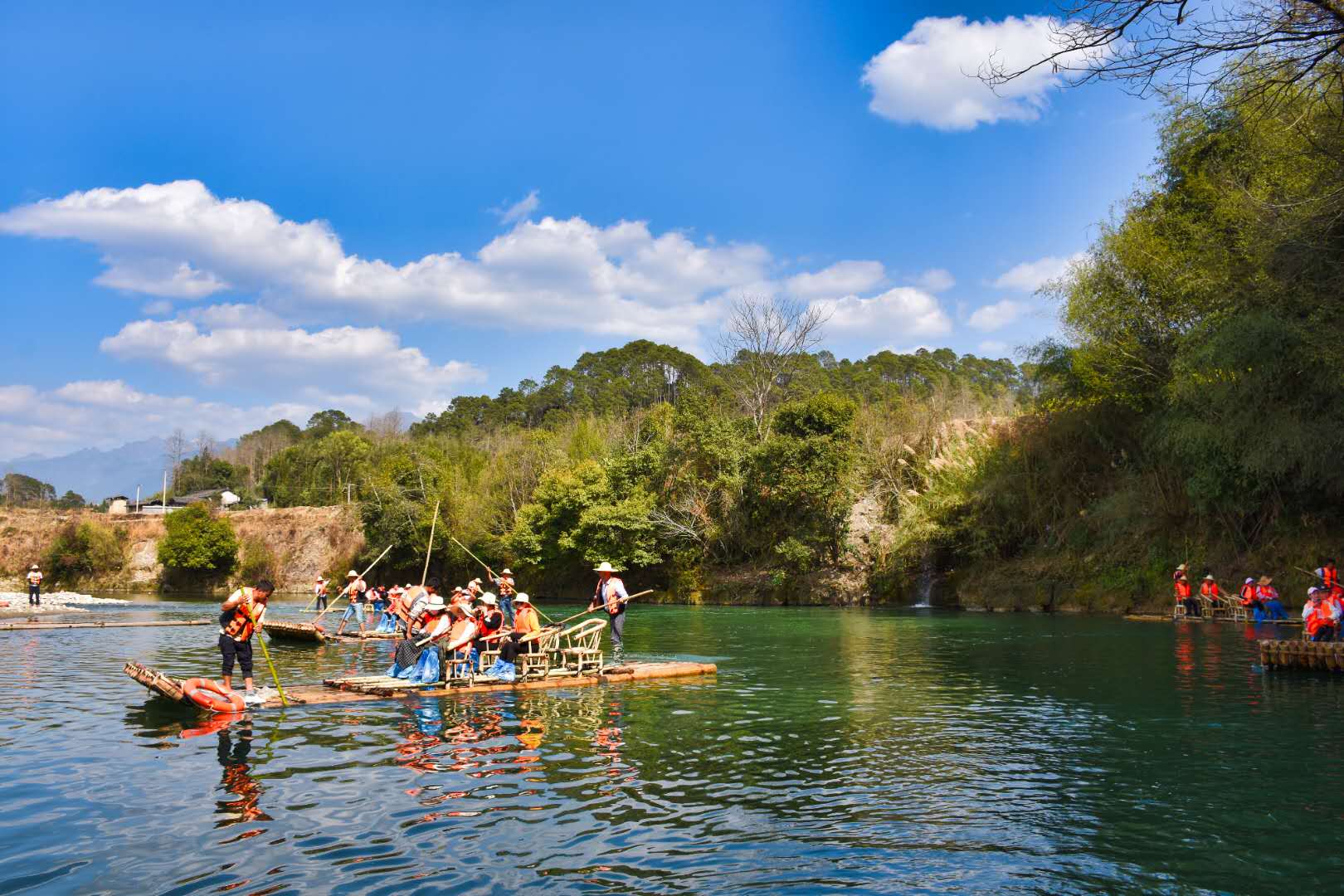 騰沖龍川江漂流竹筏
