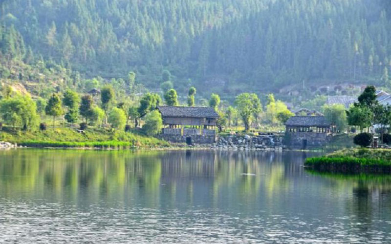 騰沖有一洞山溫泉，以森林溫泉為主的天然大氧吧，整體環(huán)境很干凈