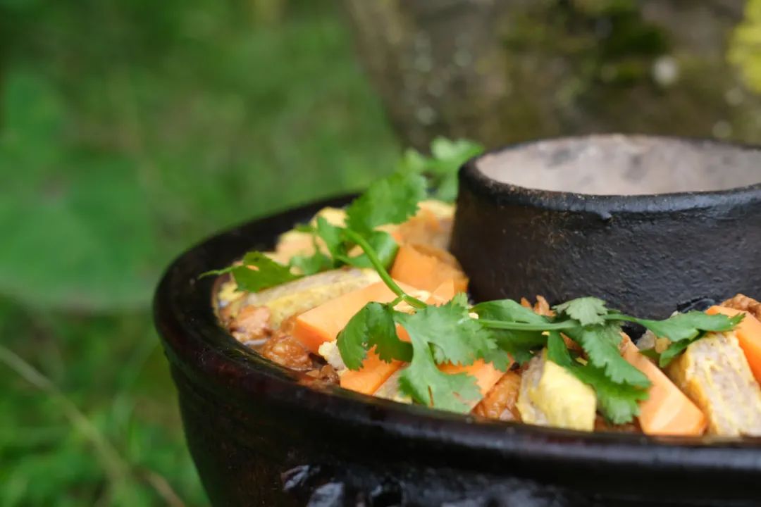 騰沖旅行社：騰沖旅游美食推薦-騰沖土鍋?zhàn)?，冬日里的“火山熱海?></a>
                </div>
                <div   id=