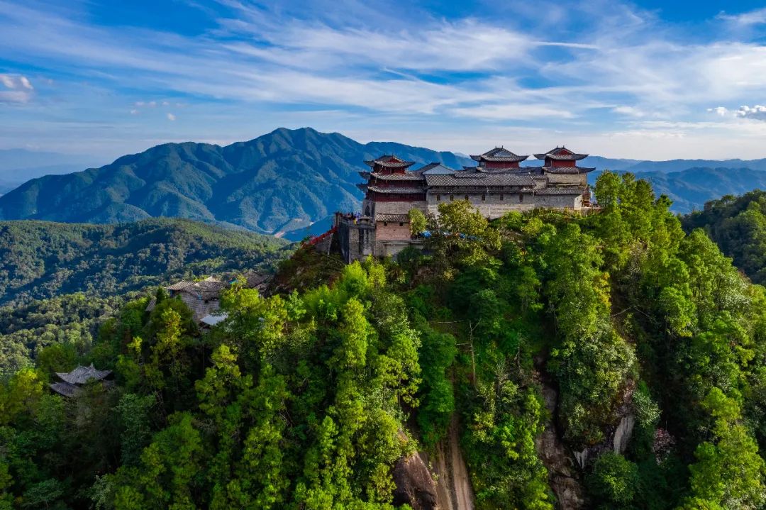 跟騰沖旅行團、騰沖策劃公司、騰沖拓展公司登達高處享受“一眼望兩國”的視覺體驗